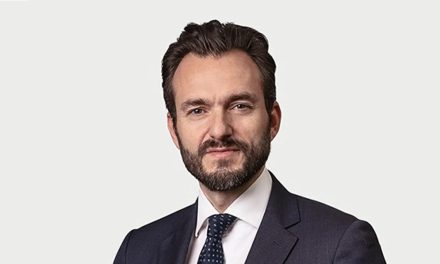 Róbert R. Spano öðlast réttindi sem barrister í Bretlandi