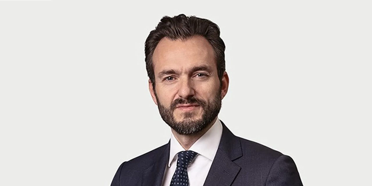 Róbert R. Spano öðlast réttindi sem barrister í Bretlandi