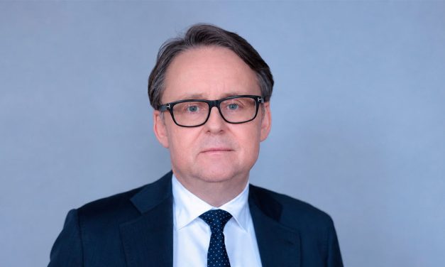 Tveir hornsteinar réttarríkisins dómstólar og lögmenn